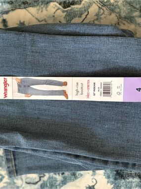 Wrangler Women’s Bootcut Jeans in Medium Blue Denim